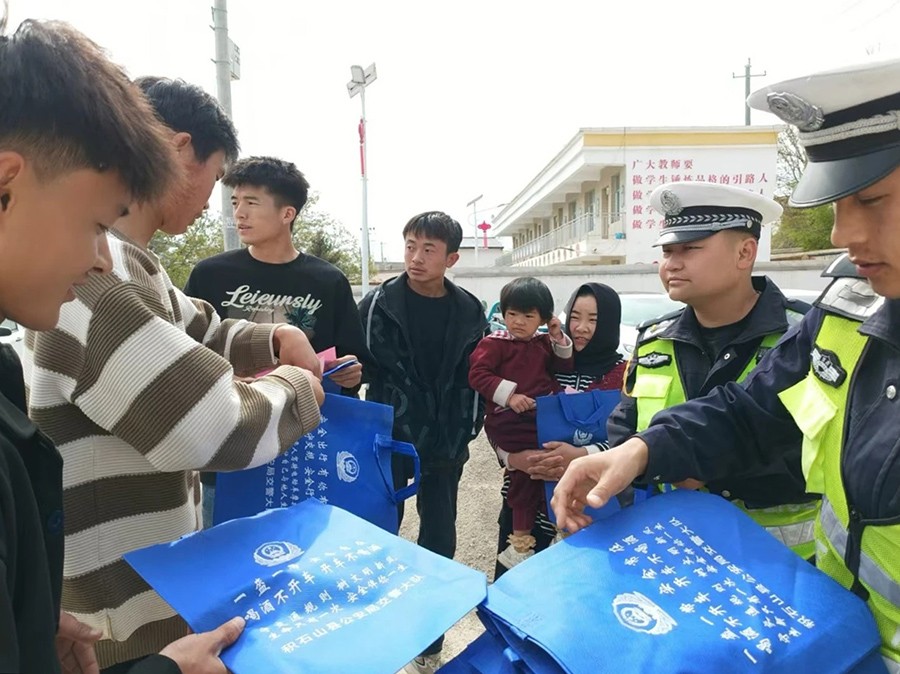 （wAQEY图片新闻）交通安全宣传进农村(40674063)-20250512114530
