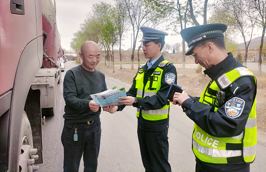 （WAQEY，图片新闻）陇西公安严查大货(40690234)-20250513120530