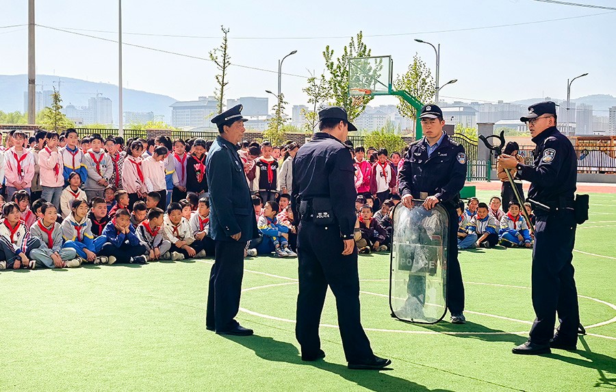 （AQEY，图片新闻）应急演练培训进校园(40721224)-20250514115404
