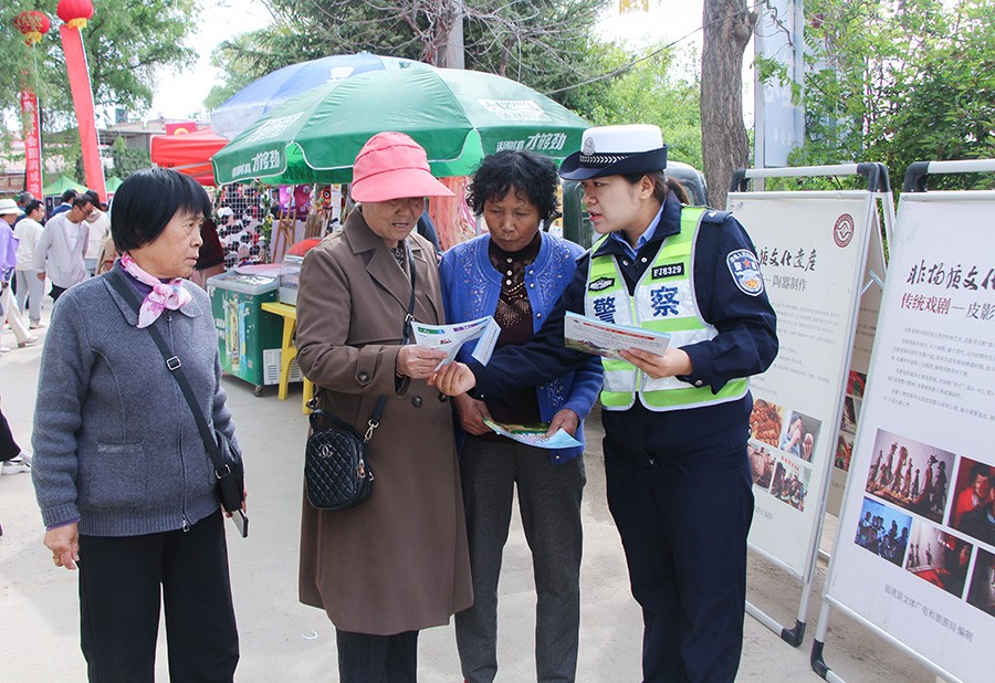（wAQEY，图片新闻）交安宣传进集市(40771547)-20250515155156