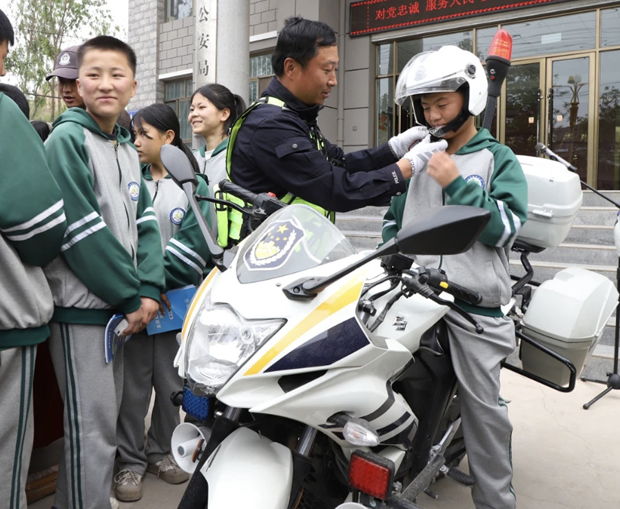 （AQEY图片新闻）学校师生进警营(40778155)-20250516173109