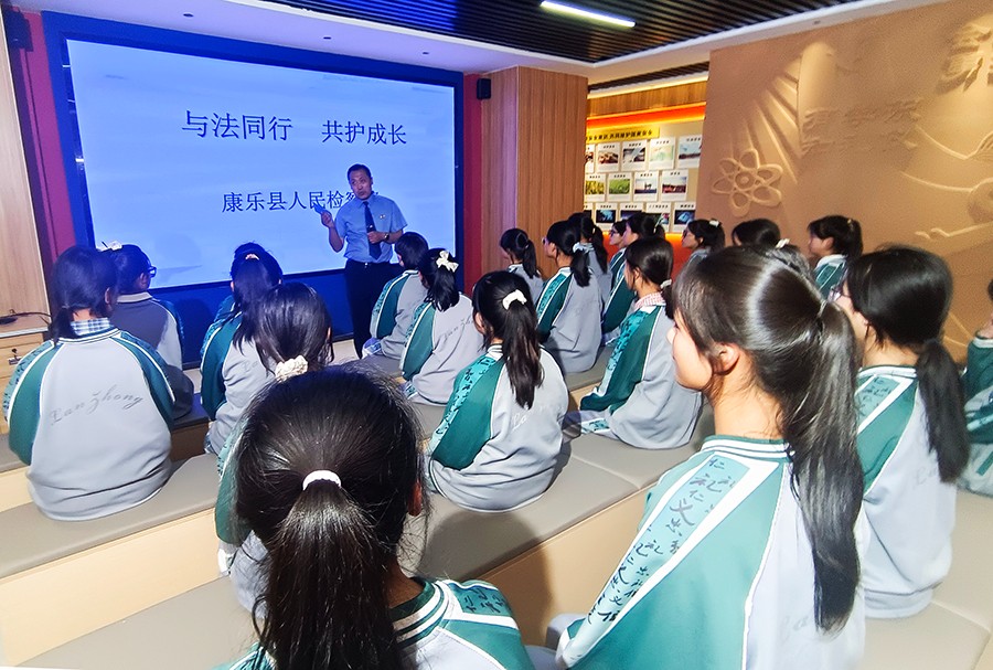 (wAqEY图片新闻)法润校园 护航成(40804829)-20250518151013 (wAqEY图片新闻)法润校园 护航成(40804829)-20250518151013