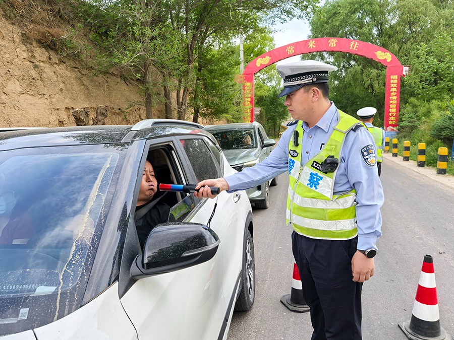 (AQＹE 图片新闻)陇西交警严查农村酒(40824025)-20250519163350