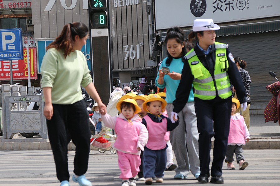 （AQYE，图片新闻）坚守“护学岗”(40850078)-20250520115720