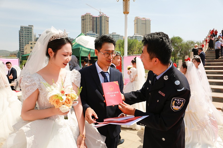 (WAQEY图片新闻)民法典宣传走进集体(40906715)-20250522110156