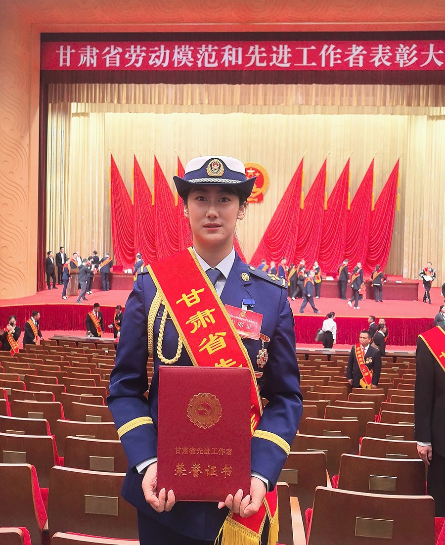 （wAQEＹ配图１）烈火中绽放的铿锵玫瑰(40948976)-20250522155629