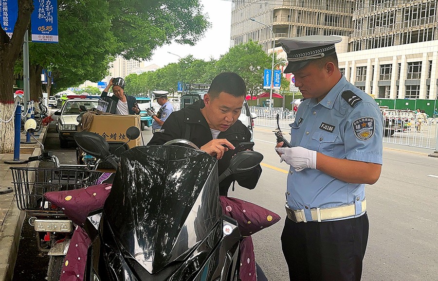 （WQＹE图片新闻）东岗交警开展交通秩序(40983709)-20250524070229