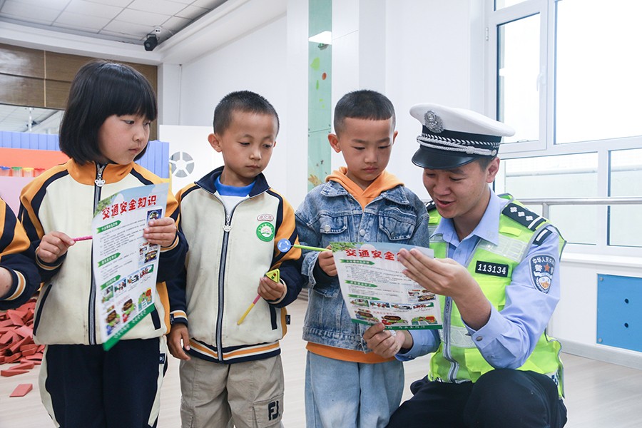 (WAqEＹ图片新闻)“警”握小手 安全(41152652)-20250603152156