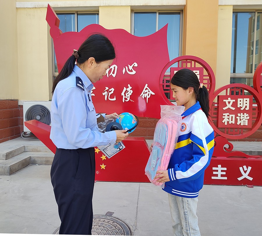(WAqＹE图片新闻)爱心送温暖 警心暖(41153471)-20250603152411