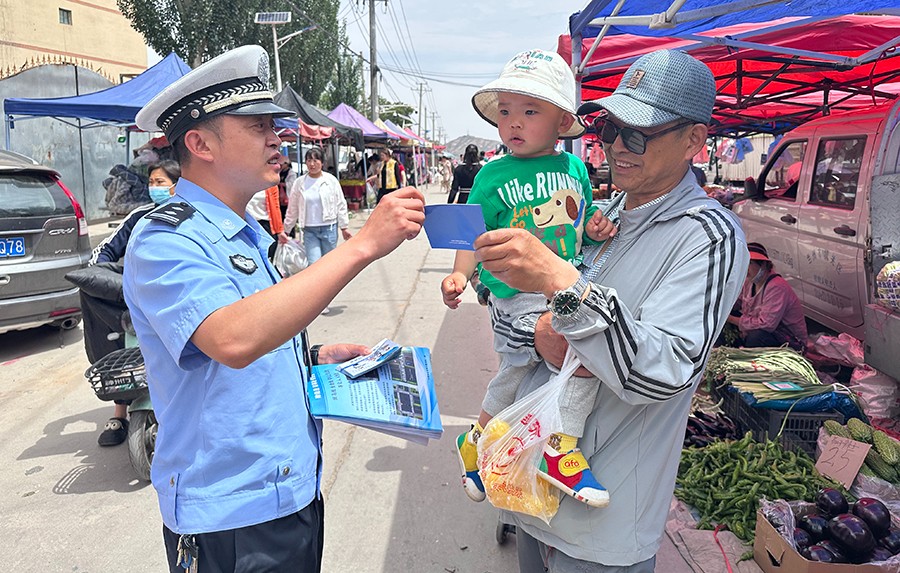 （WAQEY，图片新闻）通安全宣传进集市(41203988)-20250604155935