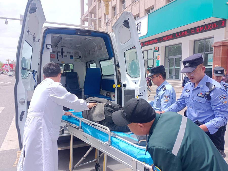 （WAQEY，图片新闻）警医携手救助晕倒(41228395)-20250605150859