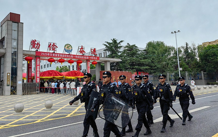 （AQＹE   图片新闻）筑牢高考“安全(41303578)-20250609103658