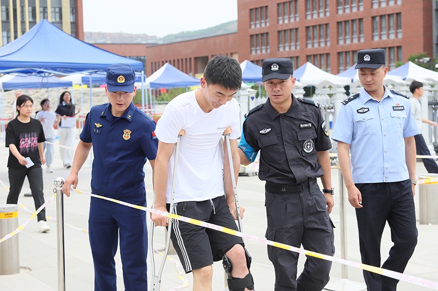 (WAQＹE图片新闻)护送高考(41301591)-20250609104320