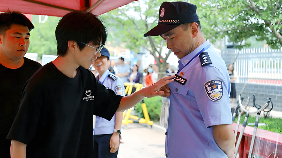 (wAQＹE  图片新闻)灵台公安为考生(41301462)-20250609104440