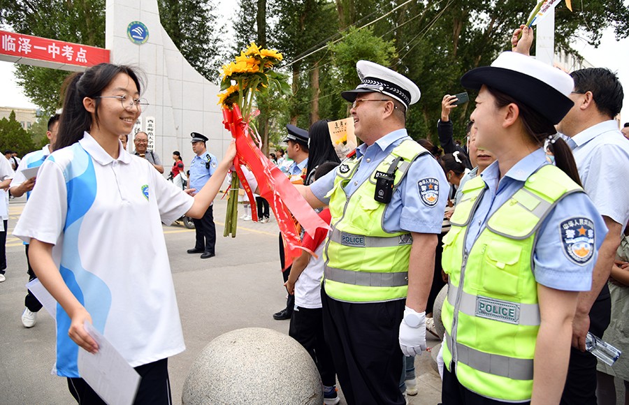 （AQＹE  图片新闻）护航高考(41301481)-20250609113734