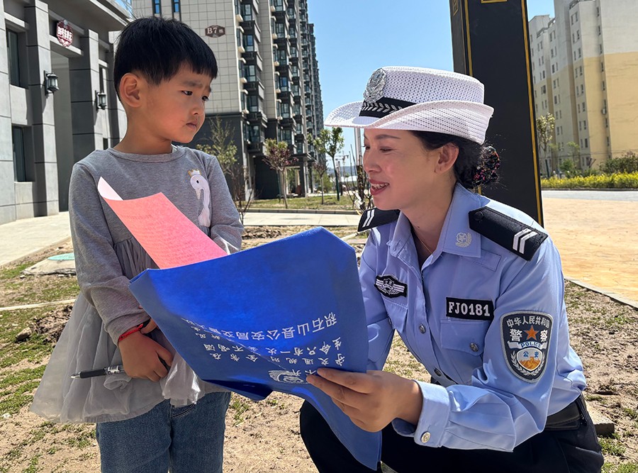（WAQEY图片新闻）交通安全宣传进社区(41440627)-20250613123428