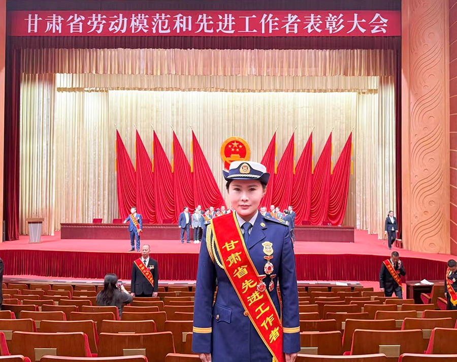 （qEＹ劳动最光荣 配图４）她将多面身份(41523018)-20250618091002