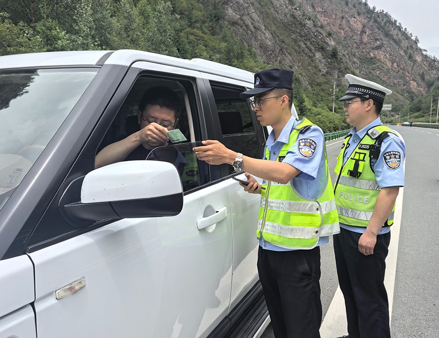 （AqEY，图片新闻）交通安全无小事守护(41527781)-20250618103555