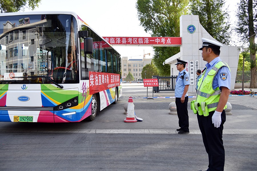 （AqＹE   图片新闻）护航中考(41513156)-20250618105914