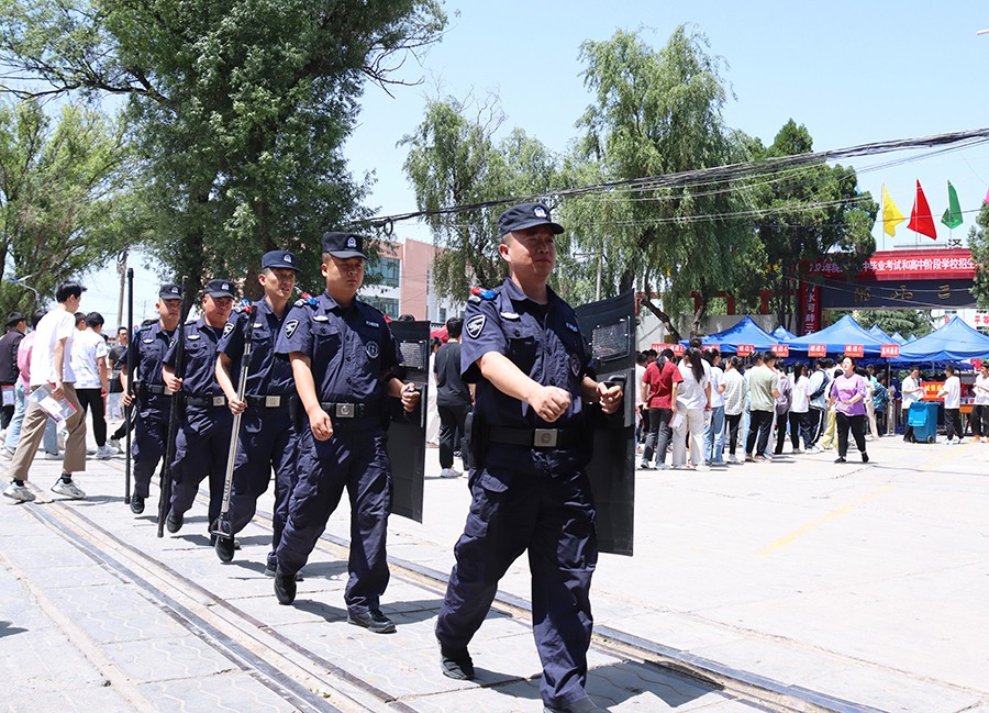 (QEY图片新闻)陇西公安护航中考(41504047)-20250618110306