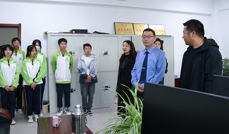 （QEY，配图）倾心呵护未成年人健康成长(41503801)-20250618111130