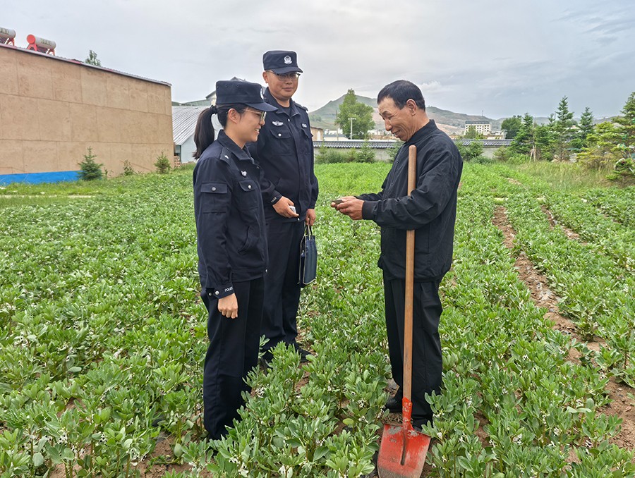 （WAqYE，图片新闻）民警送证到田间便(41517316)-20250619100440