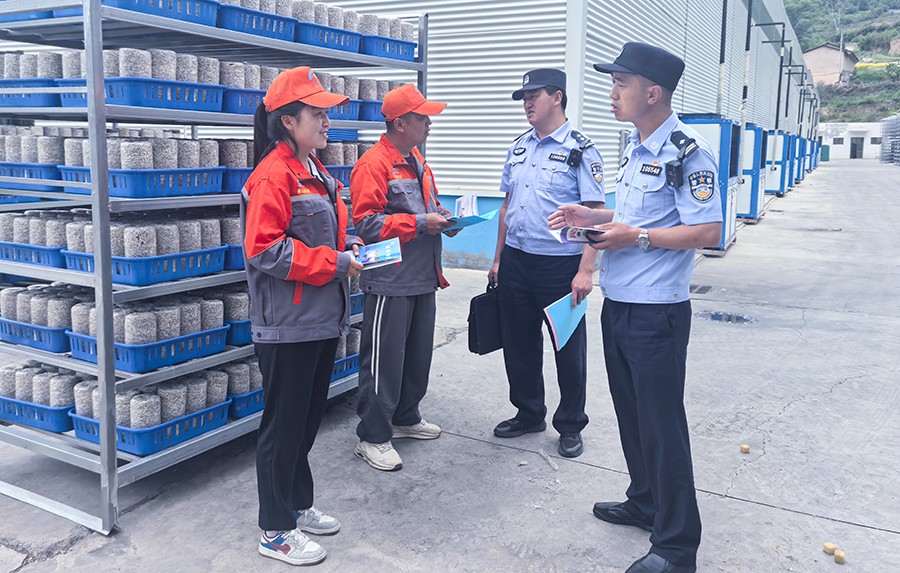 （WAqEY，图片新闻）法治宣传进车间 (41563818)-20250619154402