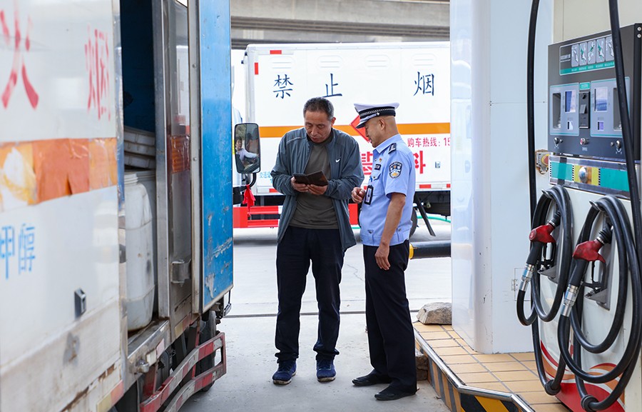 （WAqEY图片新闻）交警进新能源加注站(41563996)-20250619154722