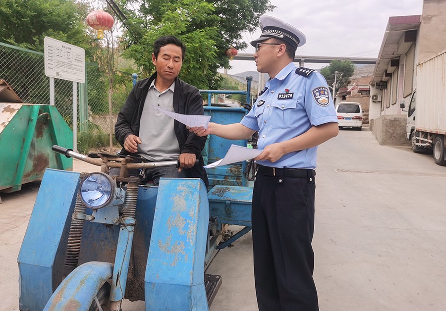 （WAqEY图片新闻）交警宣传进乡村 田(41563989)-20250619155719