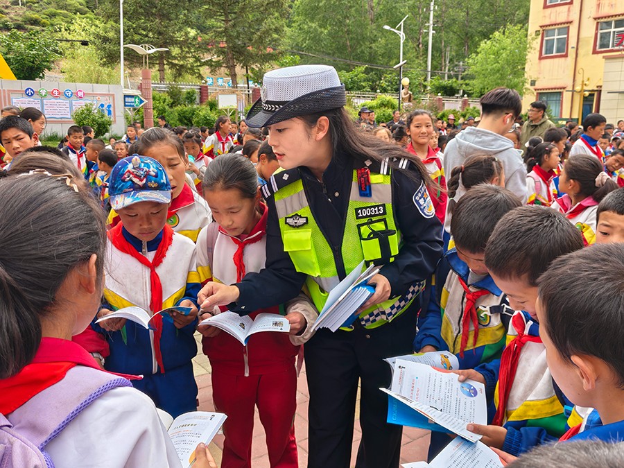 （WAqEＹ图片新闻）合作公安交警进校入(41641227)-20250624110534