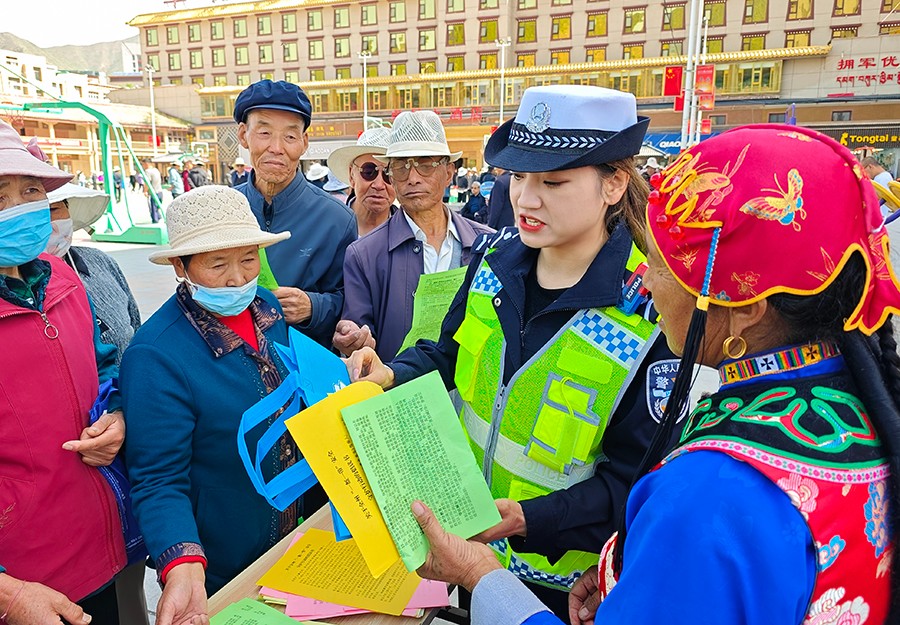 （WAqEＹ图片新闻）卓尼交警开展开展交(41641225)-20250624110940