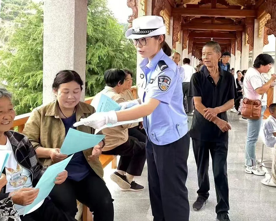 （WAqEＹ图片新闻）甘谷交警宣传交通安(41665434)-20250624170037