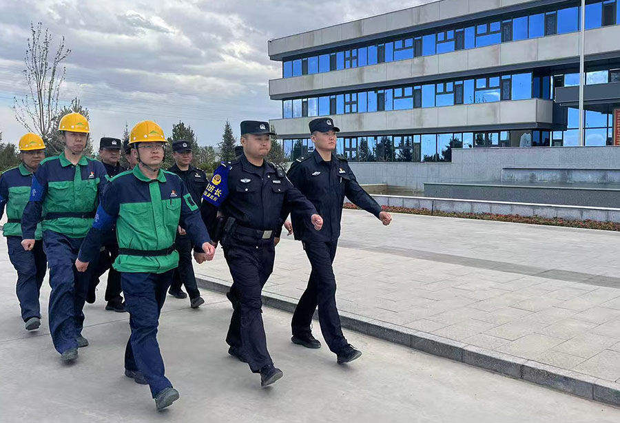 （WAqEＹ配图）警徽闪耀园区 平安赋能(41644969)-20250625162214