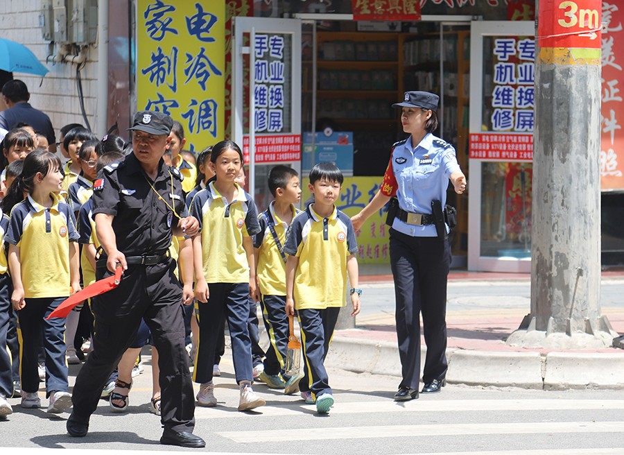 （WAqEＹ配图２）守护校园平安的“警察(41714921)-20250629182828