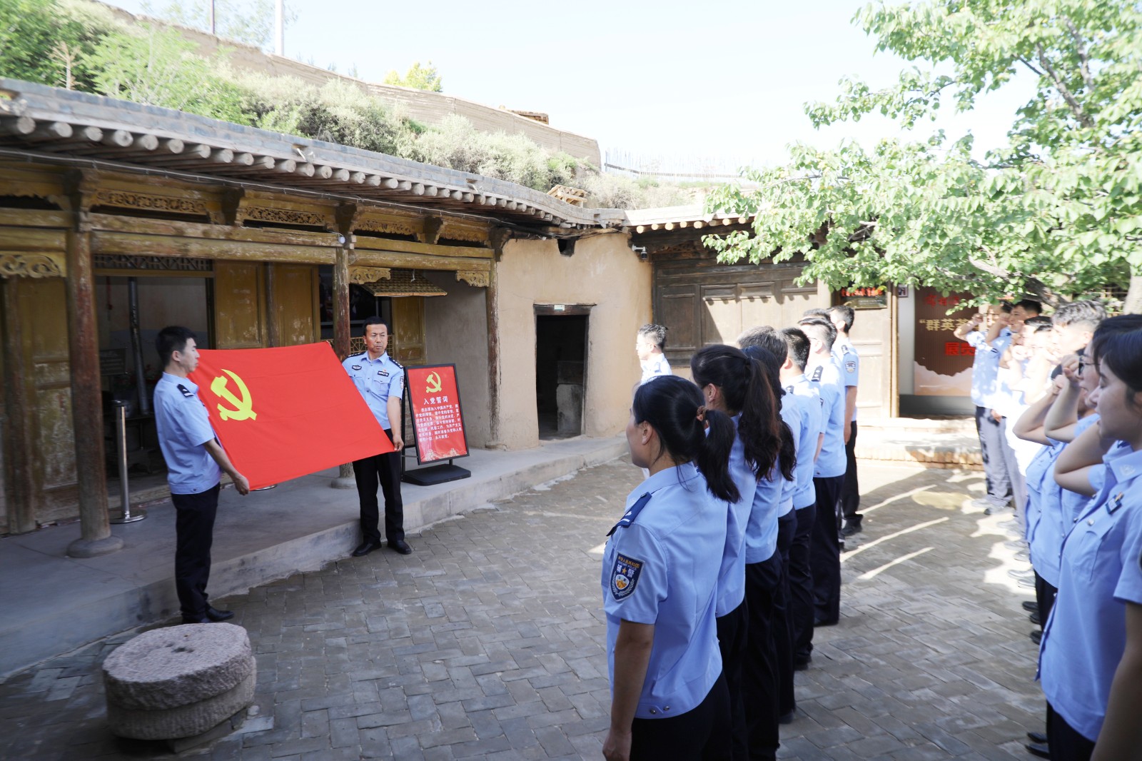 （WAQEY图片新闻）重温入党誓词  铸(41837150)-20250702114914