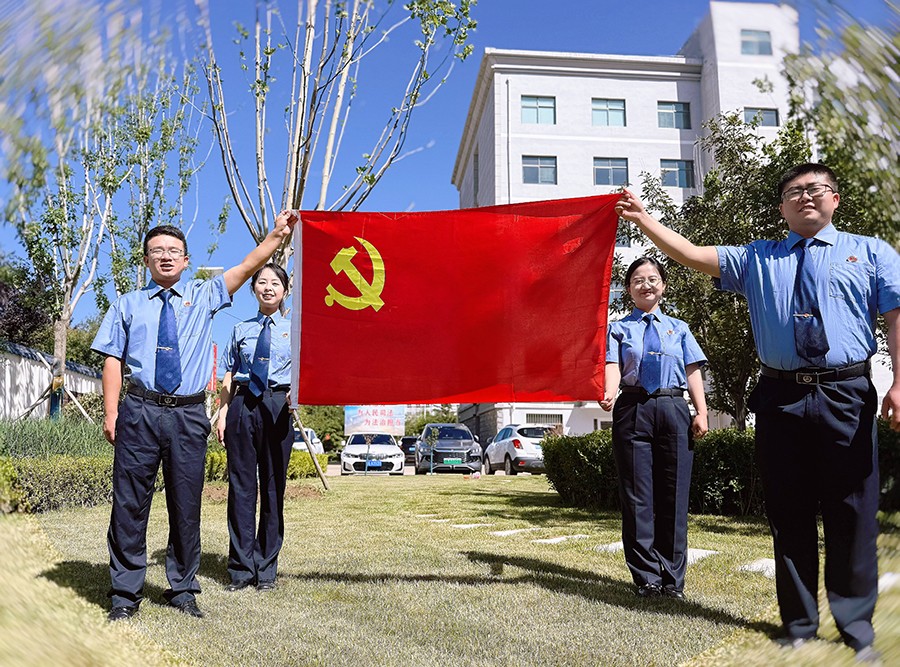 (wAQEＹ图片新闻)“我与党旗合张影”(41837143)-20250702120403