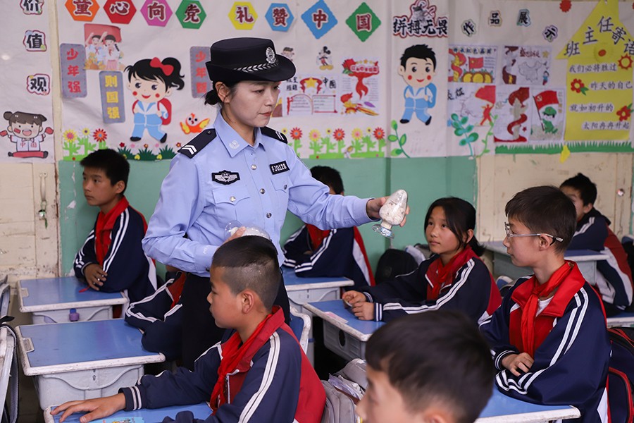 （wAQEY图片新闻）法治安全宣传进校园(41824973)-20250703105928