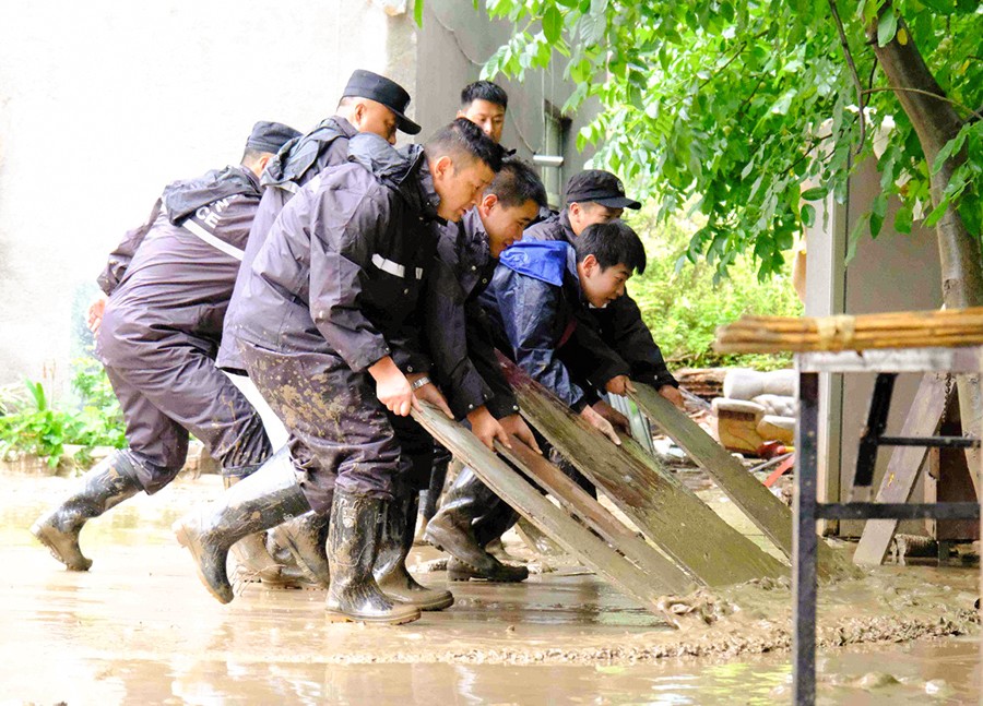 (WAQEY配图）暴雨中筑起一道“藏蓝堤(41899594)-20250704163627