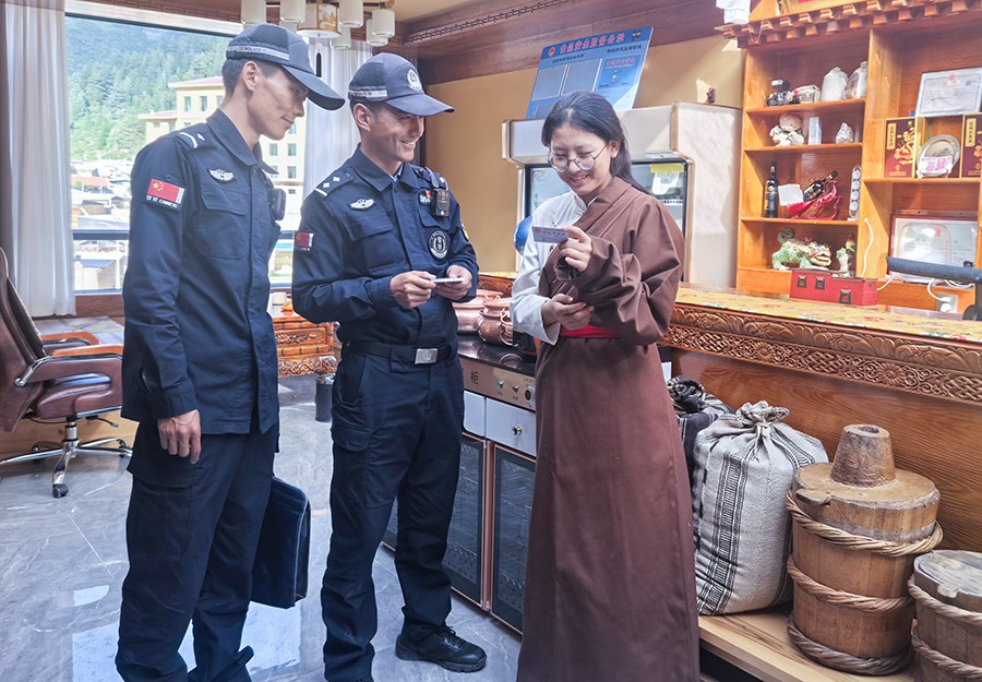 （wAQEY图片新闻）上门送证受好评(42059666)-20250710153241