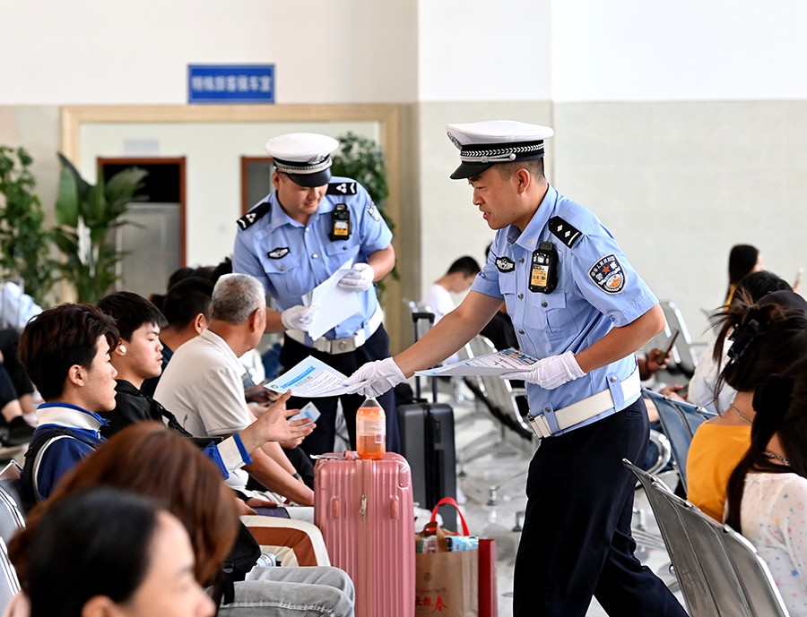 【组图】兰州公安全力护航“暑运”安全