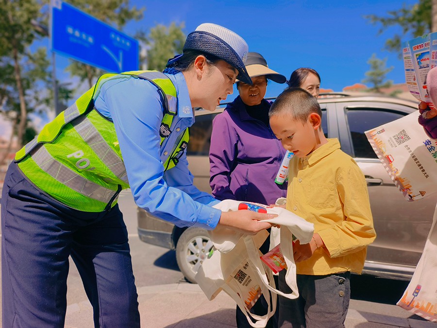（wAqEＹ图片新闻）社区普法“警”色浓(42234300)-20250718173214