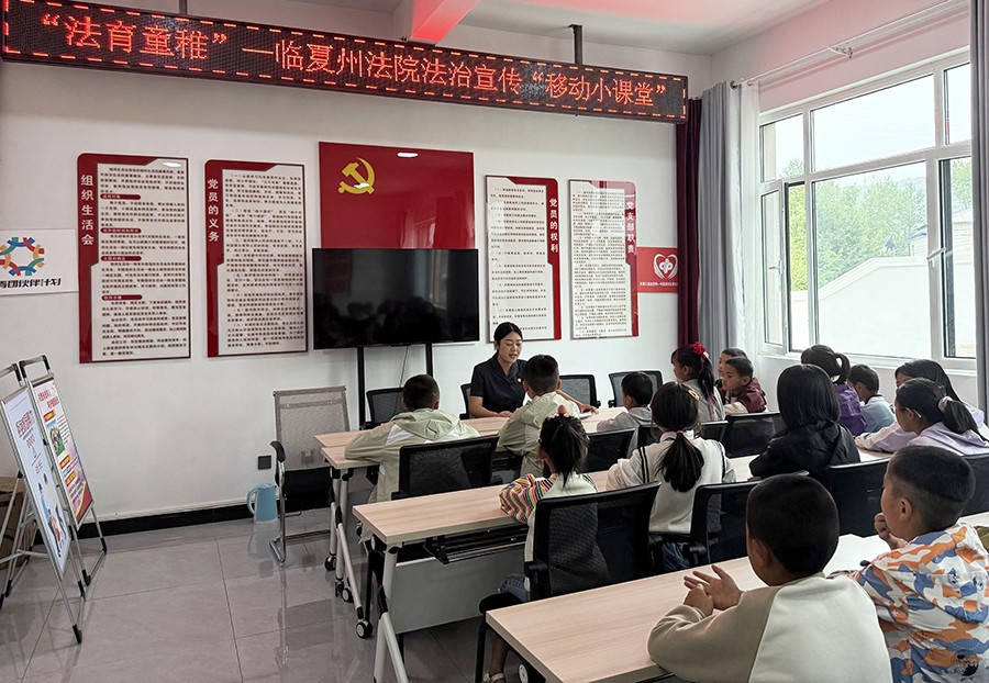 （WAqEＹ配图）法治护航  启明育稚(42424405)-20250728205447