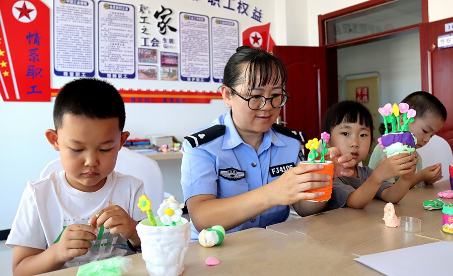 （AwQEＹ图片新闻）警心照童心(42590221)-20250805110100
