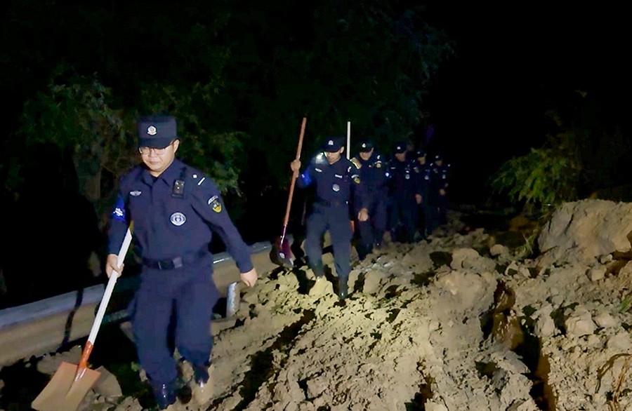 （AQEＹ图片新闻）以雨为令抢险救援(42696216)-20250808154333