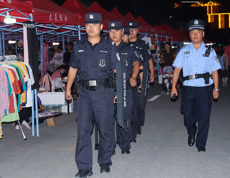 (AQEＹ图片新闻)守护夜间烟火气(42693422)-20250808163854