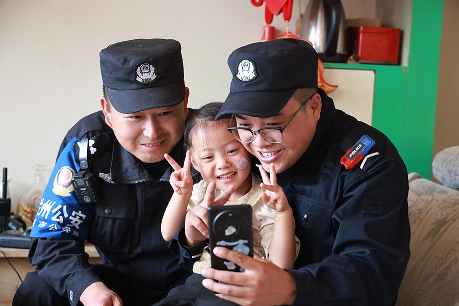 （AQEY配图2）两名辅警与一个灾区女孩(42859782)-20250815144600