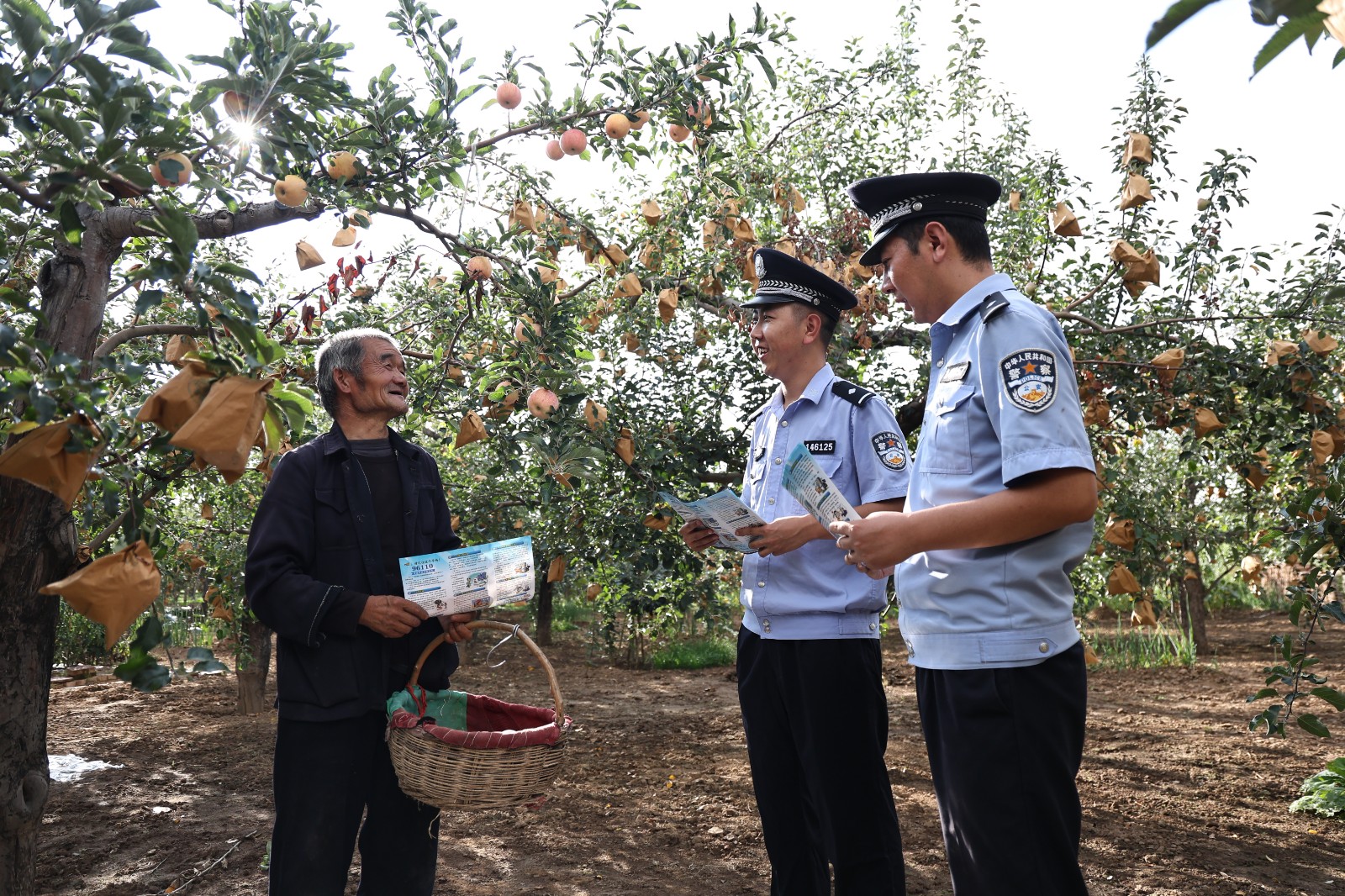 (WAQEY图片新闻)反诈宣传进果园(43098218)-20250826161738 (WAQEY图片新闻)反诈宣传进果园(43098218)-20250826161738