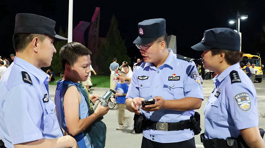 (AQEY,配图)纳凉的人群尽享惬意的美(43032966)-20250829105309 (AQEY,配图)纳凉的人群尽享惬意的美(43032966)-20250829105309