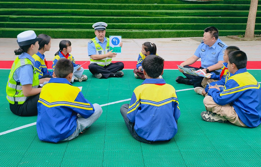 （qEY，图片新闻）交通安全进校园  守(43211307)-20250901090455