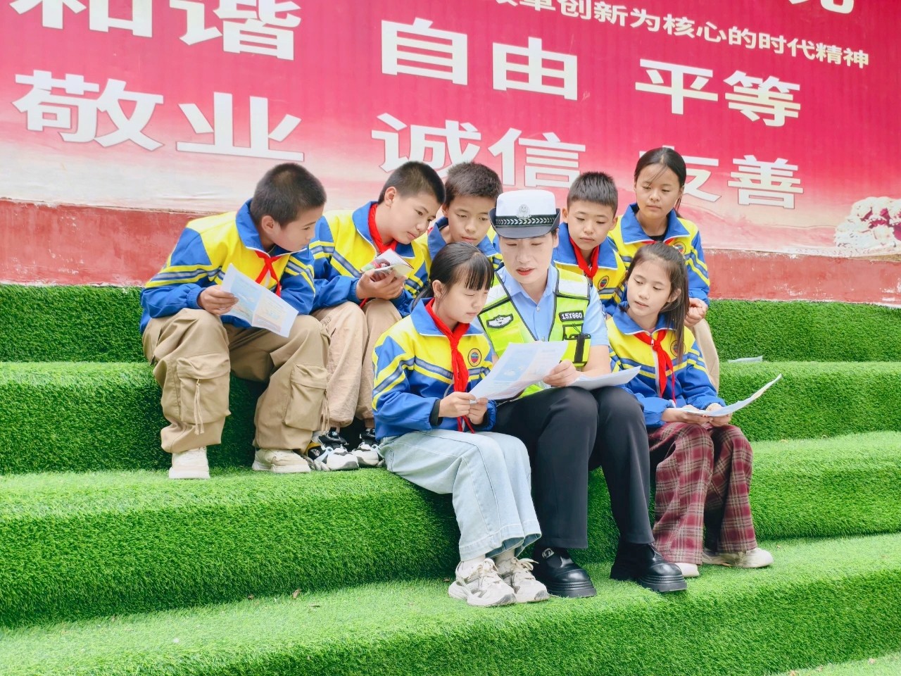 (WAQYE  图片新闻)为同学们送上交(43282696)-20250903145800 (WAQYE  图片新闻)为同学们送上交(43282696)-20250903145800